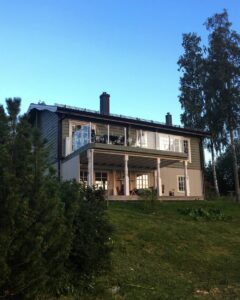 Glassgelender i aluminium på balkong i to nivåer med søyler og lounge under terrasse – passer som gelender veranda.