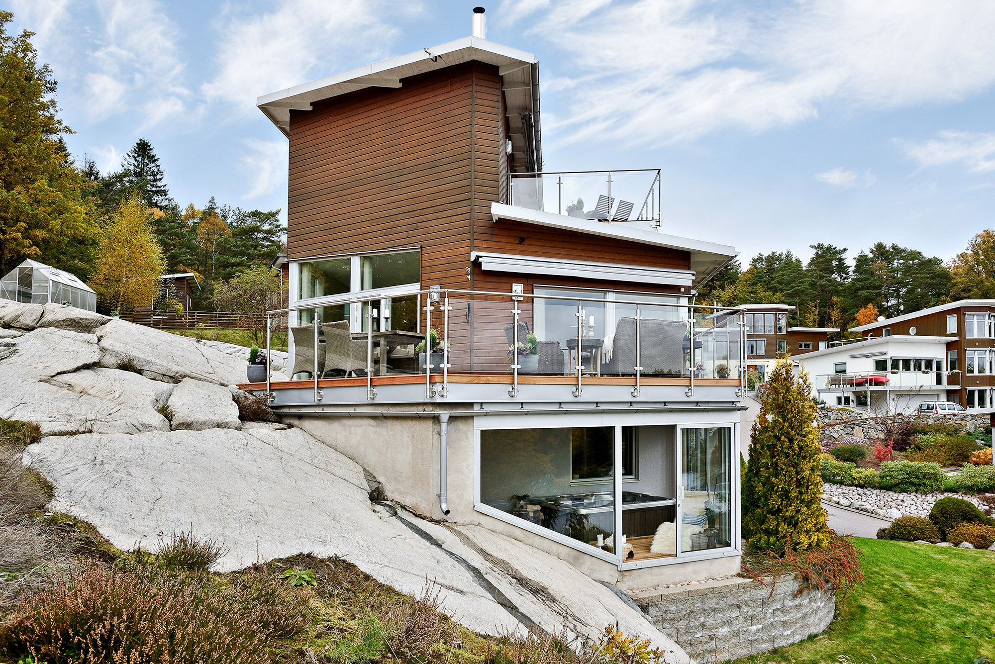 Utendørs glassrekkverk til terrasse med rustfrie stolper